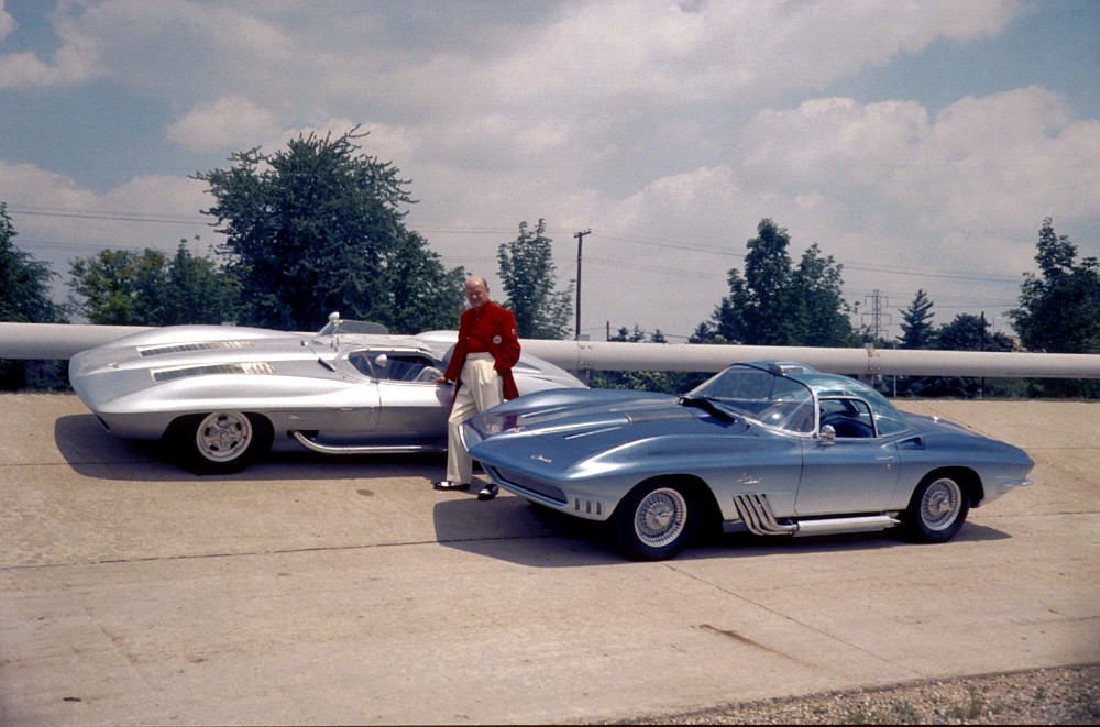 Corvette-BillMitchell-with1959CorvetteStingrayLand1961CorvetteMakoShark-vi