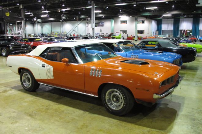 001-2015-mcacn-preview-plymouth-cuda-dodge-challenger-display